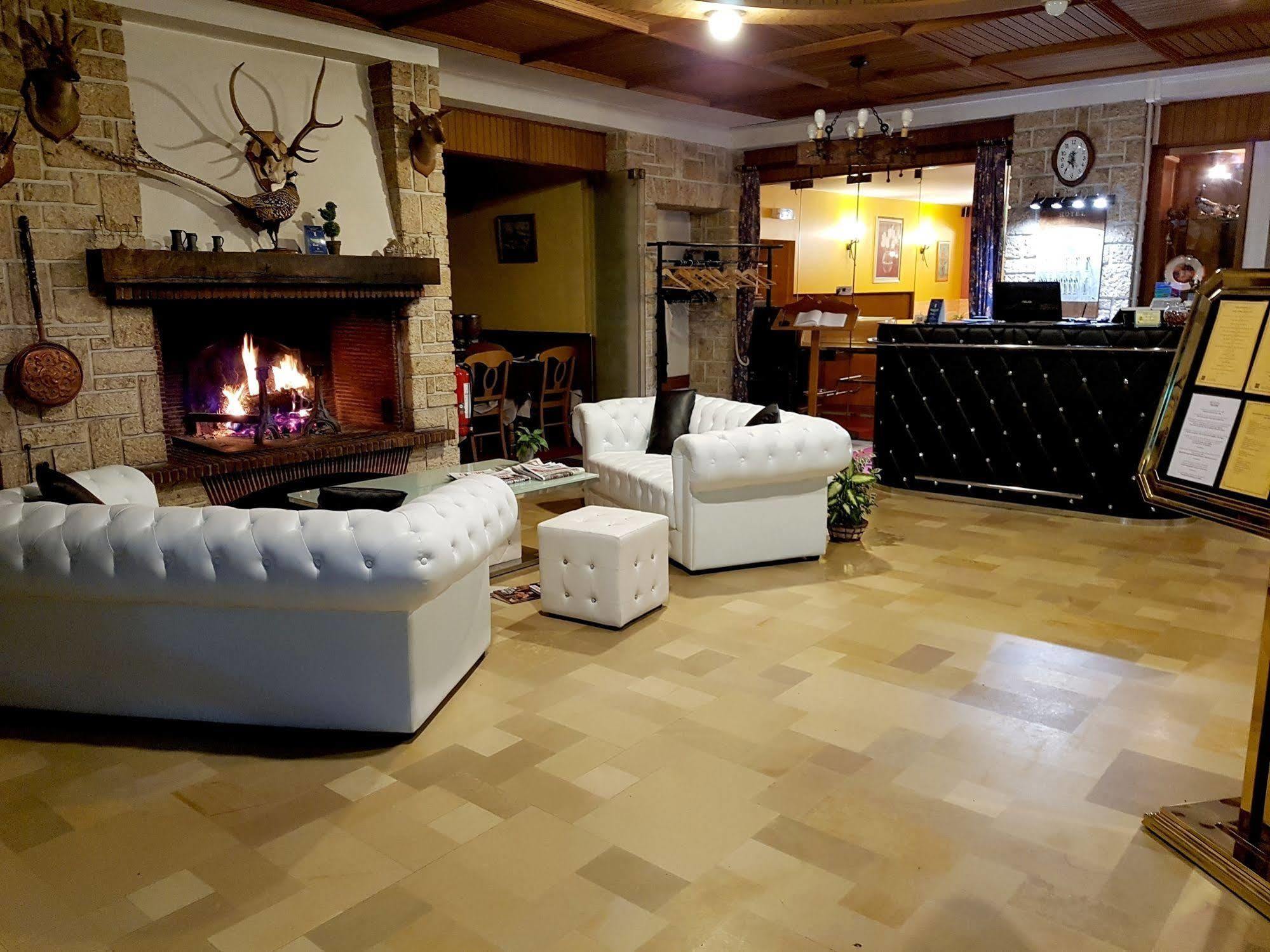 Logis Hotel Saint-Hubert Кур-Шеверни Экстерьер фото